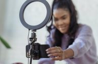Junge Frau mit Influencer-Tools