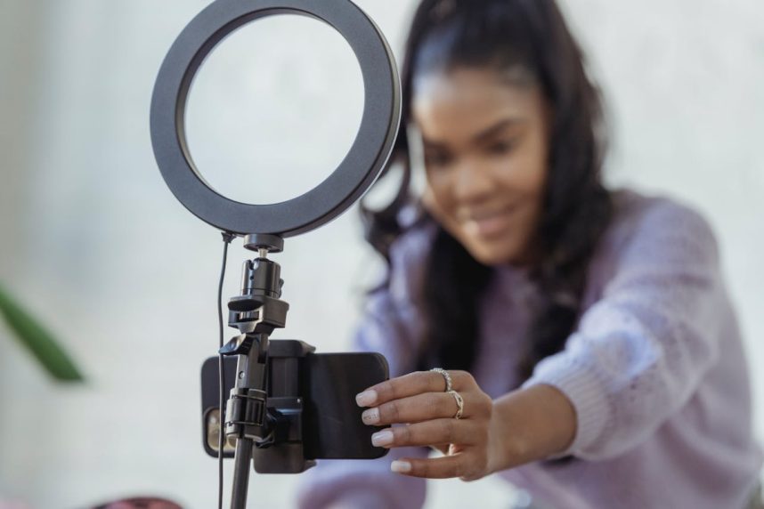 Junge Frau mit Influencer-Tools