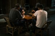 Männer spielen Poker am Tisch