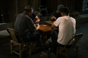 Männer spielen Poker am Tisch