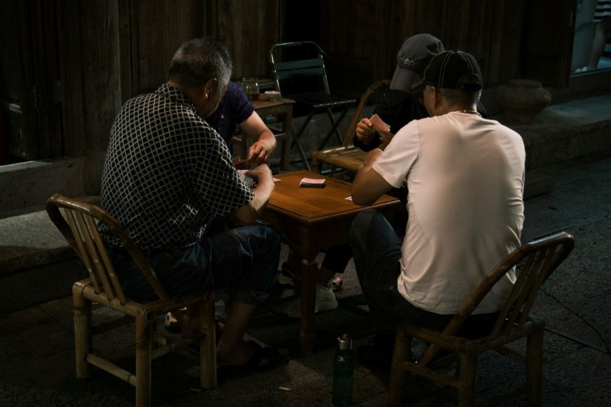 Männer spielen Poker am Tisch