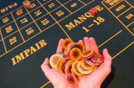 Hand hält Casino-Jetons