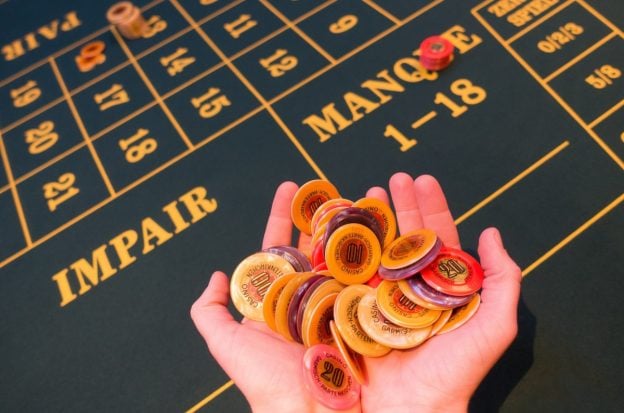 Hand hält Casino-Jetons