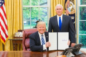 Trump mit Gesetz