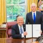 Trump mit Gesetz