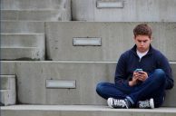 Teenager mit Smartphone