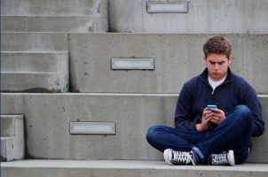 Teenager mit Smartphone