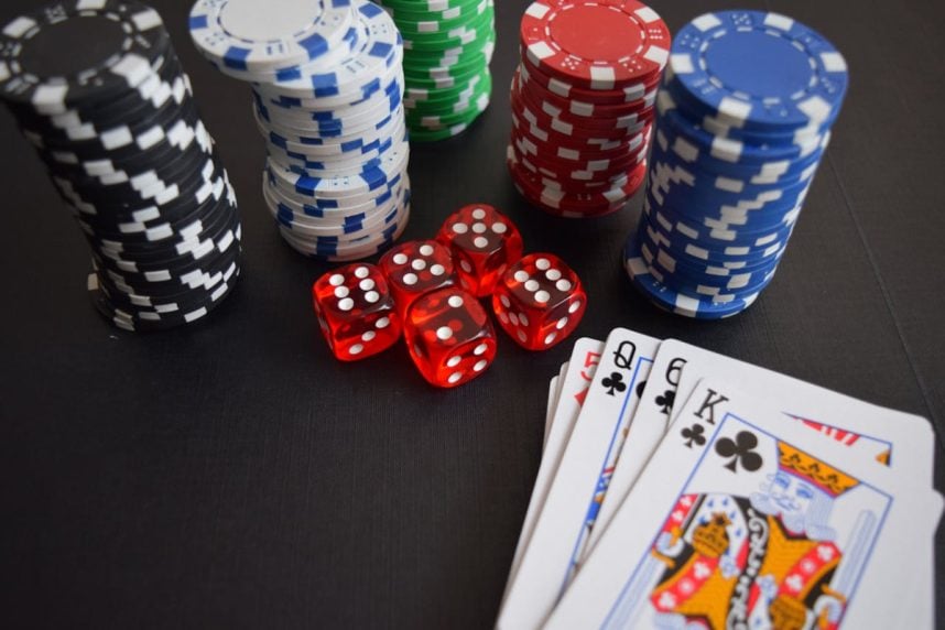 Spielkarten, Würfel und Jetons