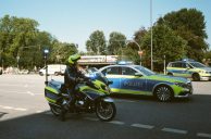 Polizeiwagen und -motorrad
