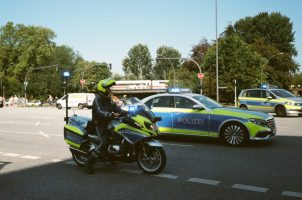 Polizeiwagen und -motorrad