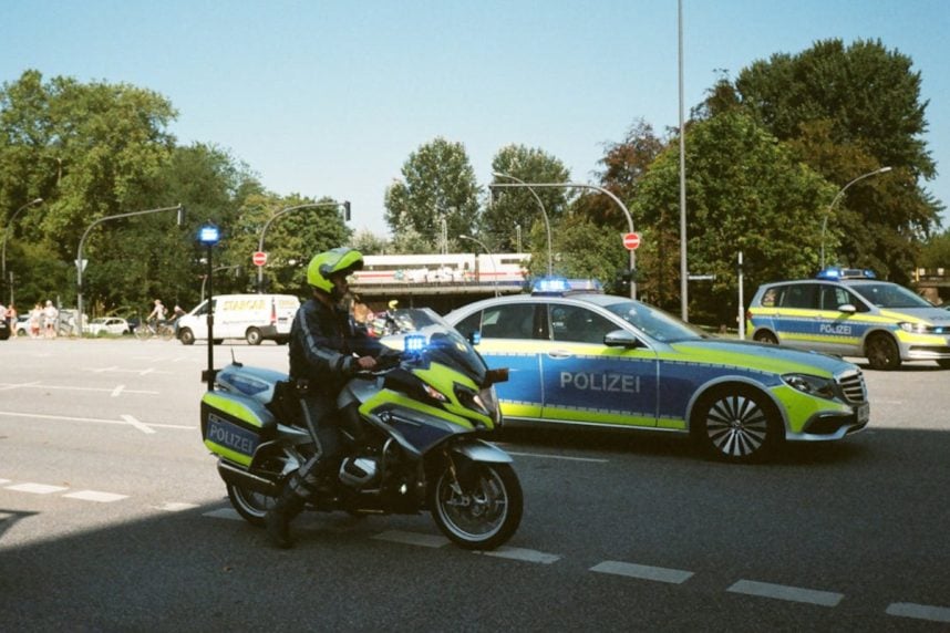 Polizeiwagen und -motorrad