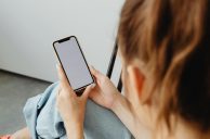 Frau hält Smartphone