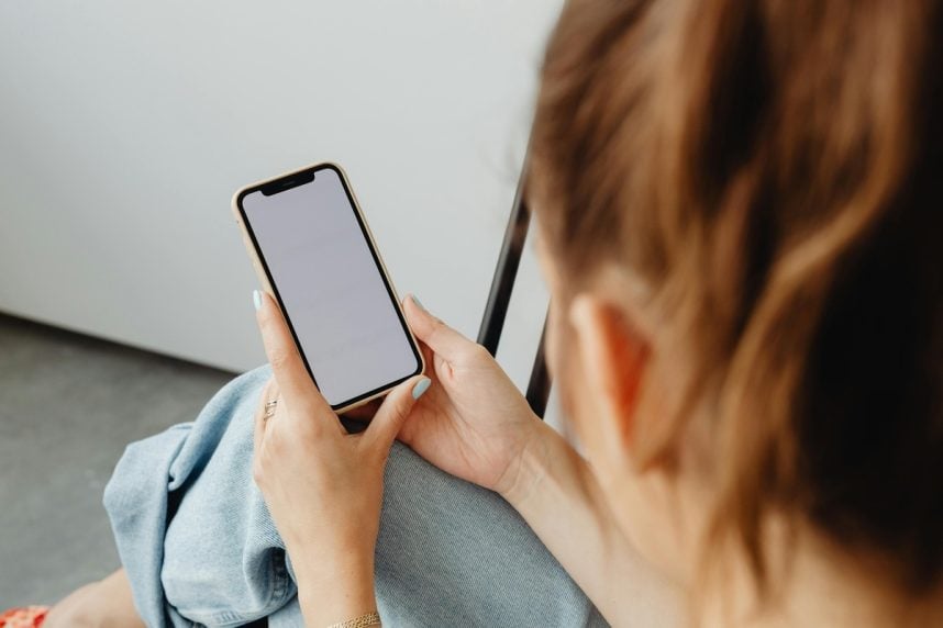 Frau hält Smartphone