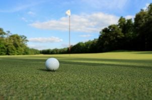 Golfball auf dem Grün