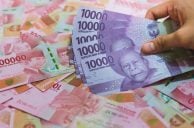 Hand hält indonesische Geldscheine