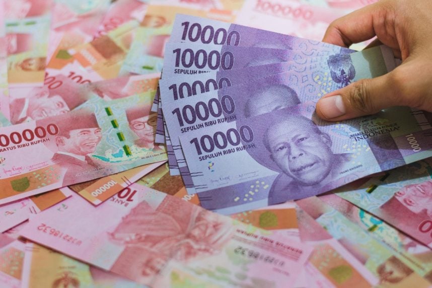 Hand hält indonesische Geldscheine