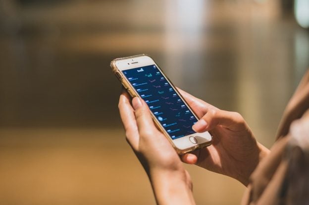 Hand hält Smartphone