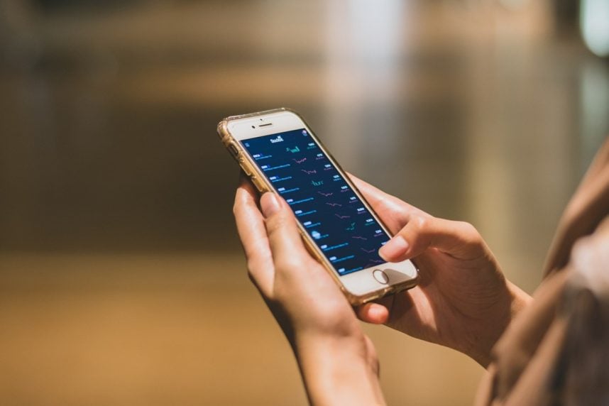 Hand hält Smartphone