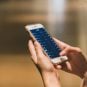 Hand hält Smartphone