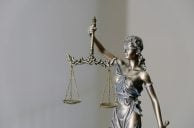 Statue mit Schwert und Waage
