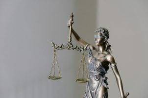 Statue mit Schwert und Waage