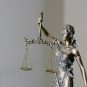 Statue mit Schwert und Waage