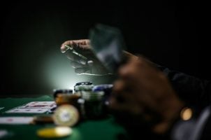 Pokerkarten und Chips