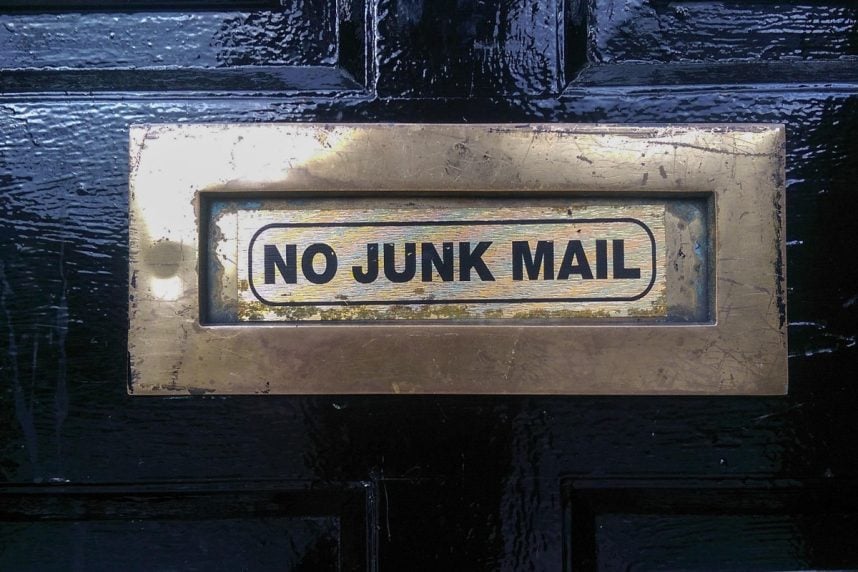 Briefschlitz mit "No Junk Mail"-Aufschrift