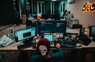 Hacker vor Computern