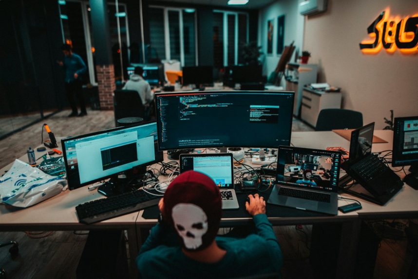 Hacker vor Computern
