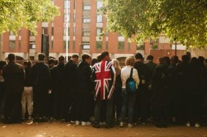 Menschen und britische Fahne