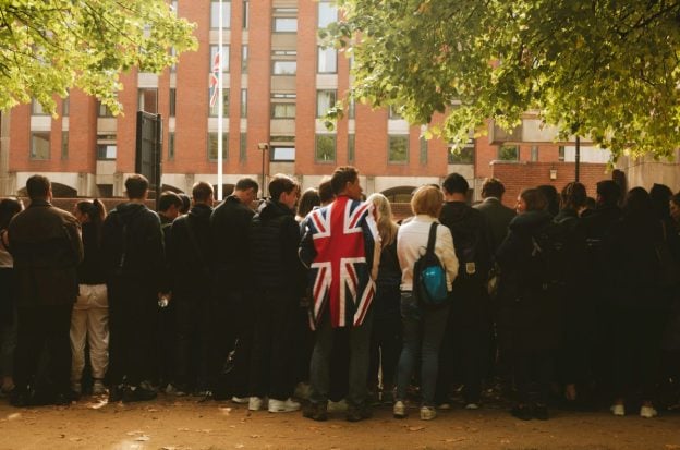 Menschen und britische Fahne
