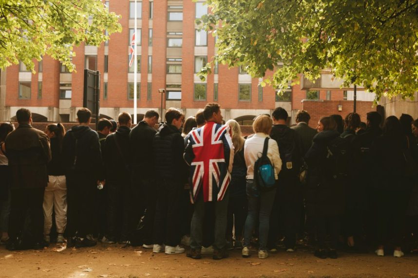 Menschen und britische Fahne