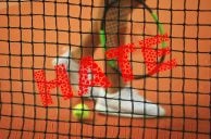 Tennisplatz, Hate-Schriftzug