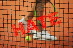 Tennisplatz, Hate-Schriftzug
