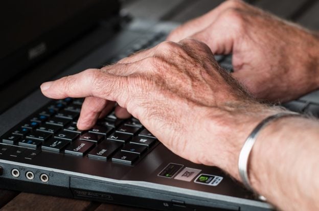 Hände auf PC-Tastatur