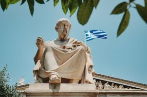Platon-Statue und griechische Fahne