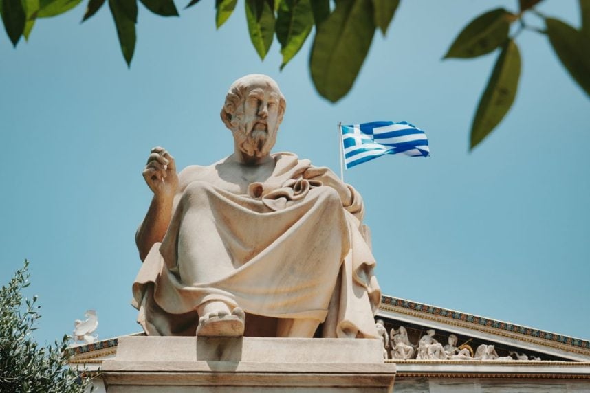 Platon-Statue und griechische Fahne
