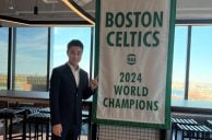 Mario Ho mit Celtics-Plakat
