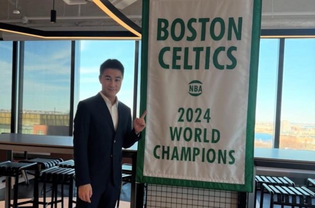 Mario Ho mit Celtics-Plakat