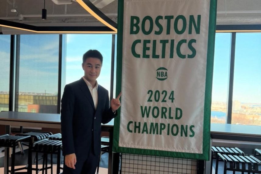 Mario Ho mit Celtics-Plakat