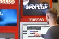 Mann an Sporttip-Wettautomat