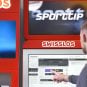 Mann an Sporttip-Wettautomat