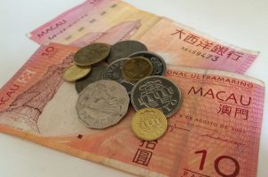 Münzen und Geldscheine Macau