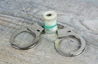 Handschellen und Geldbündel
