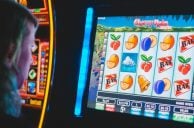 Mann vor Spielautomat