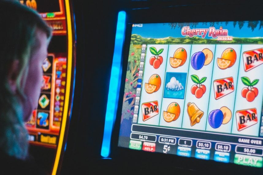 Mann vor Spielautomat