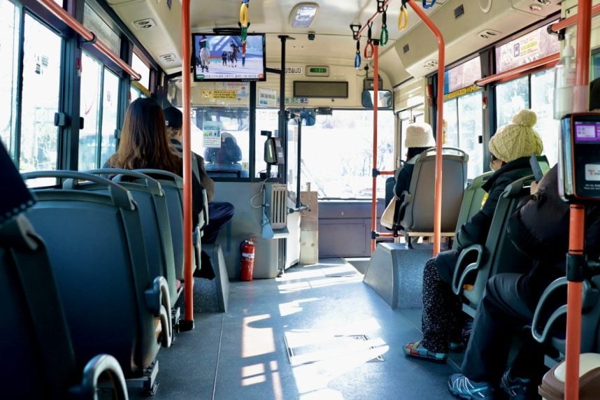 Bus mit Passagieren