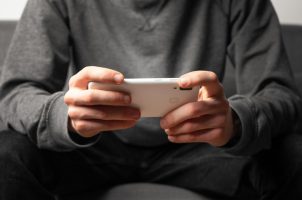 Mensch mit Smartphone
