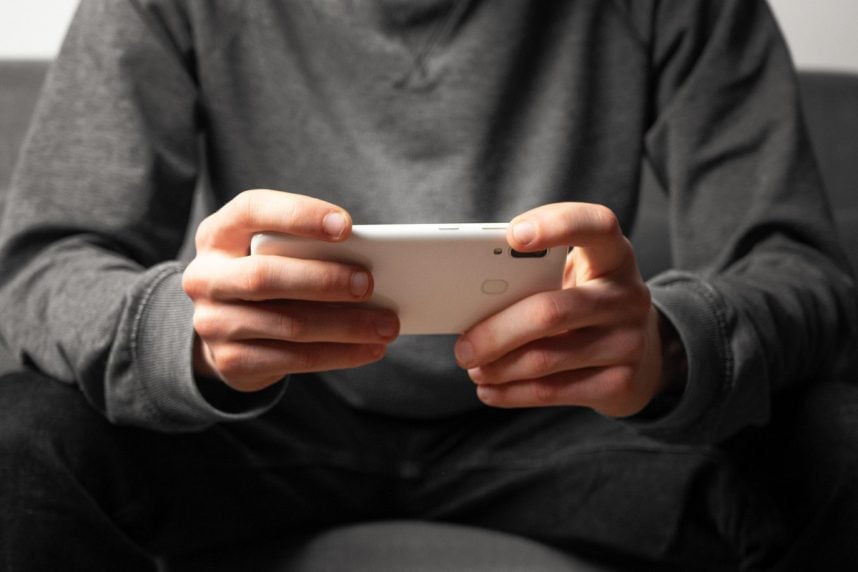 Mensch mit Smartphone